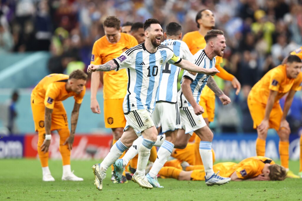 Foto: Divulgação - Fifa - Lionel Messi comandou o time sul-americano até a etapa final do segundo tempo, com linda assistência e gol de pênalti. Nas penalidades, foi o primeiro da Argentina a bater e converteu com categoria