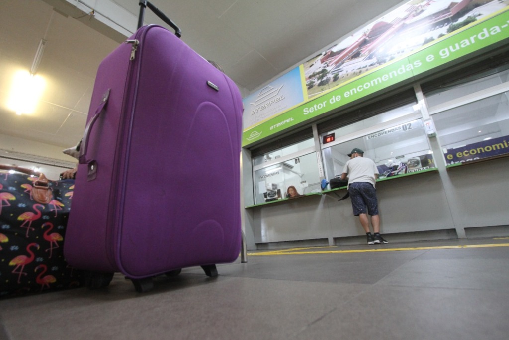 Foto: Jô Folha - DP - Em média, são vendidas 2,1 mil passagens por dia