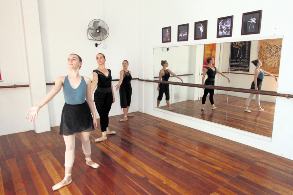 Foto: Carlos Queiroz - DP - Bailarinos irão encenar Coppélia e a obra autoral Kýklos