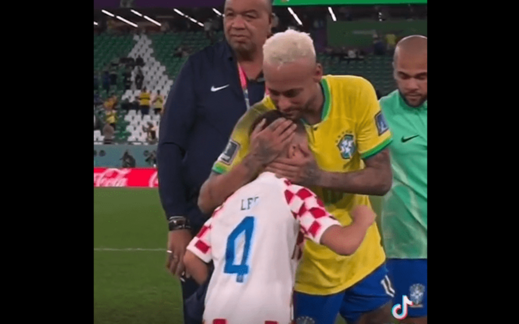 Neymar é abraçado por filho de jogador croata após derrota