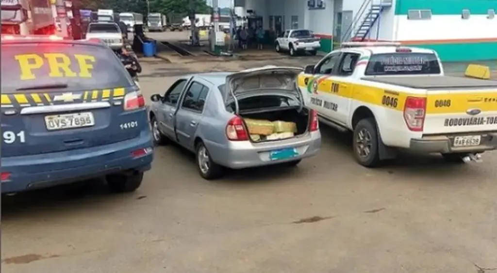 (Drogas foram apreendidas no sábado, no Oeste catarinense — Foto: PMRv/Divulgação) - Adolescente de 13 anos é flagrado dirigindo carro com mais de 150 quilos de maconha em SC