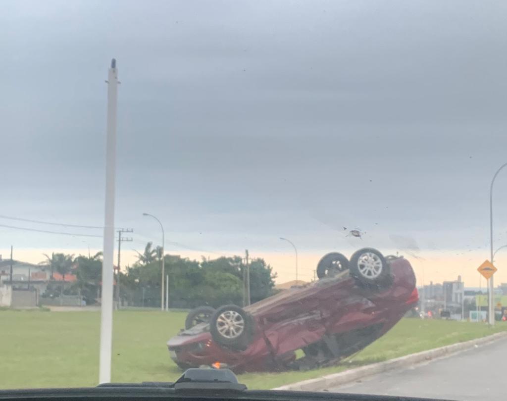 Carro capota em Imbituba após ser atingido por outro veículo