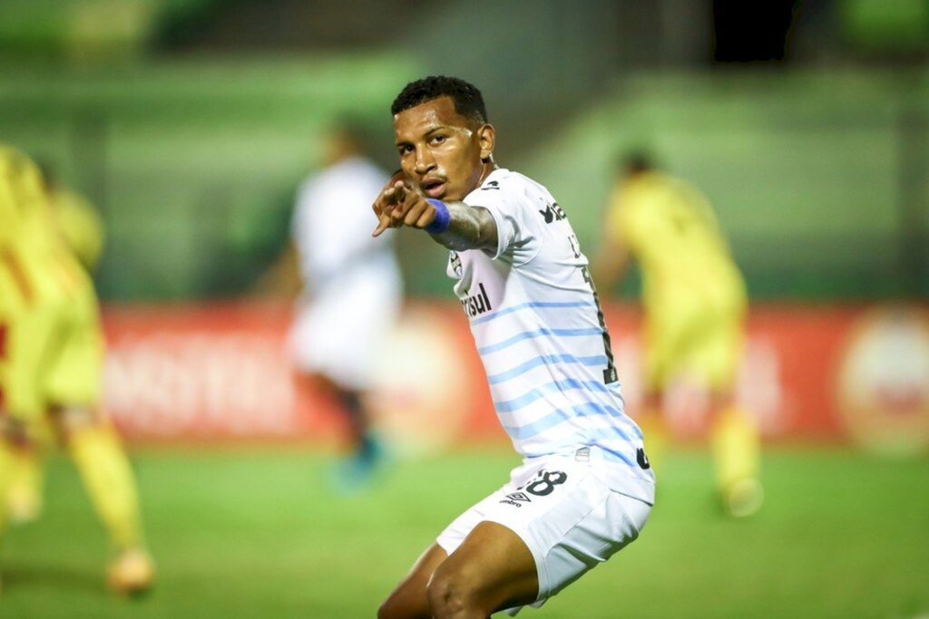 Fluminense avalia contratação de Léo Chú, do Grêmio