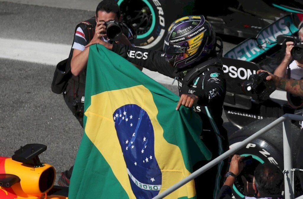 Em disputa pegada com Verstappen Hamilton vence em Interlagos