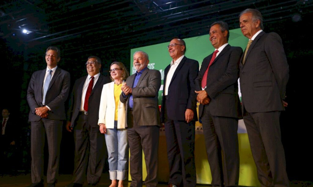 Lula anuncia cinco ministros do futuro governo