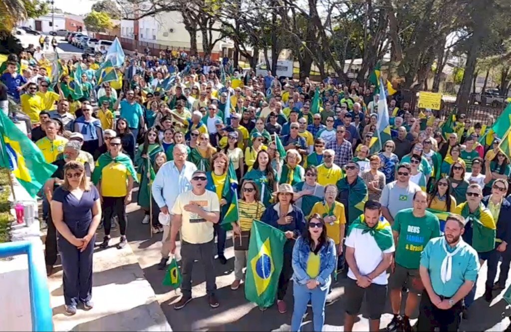 Manifestantes, em frente ao 6º BE Cmb, pedem intervenção