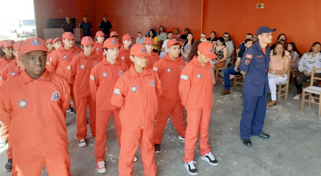 Projeto Social 'Bombeiro Mirim' realiza sua formatura