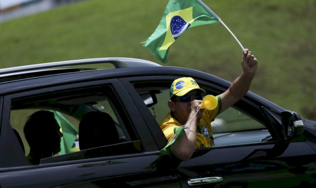 Comitê de apoio a Bolsonaro realiza carreata em São Gabriel