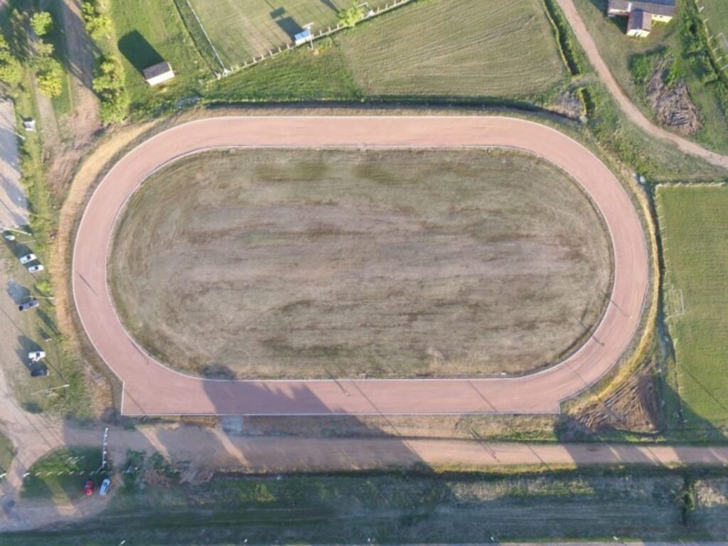 Pista de atletismo é inaugurada