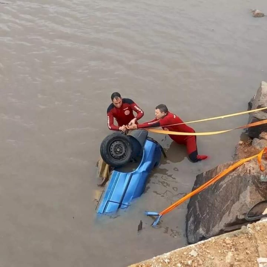 Divulgação/Bombeiros - Carro foi retirado da água na parte da manhã