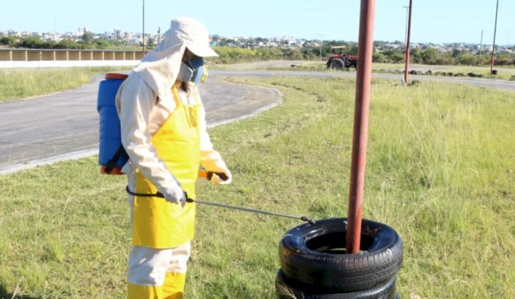 Vigilância pede que população receba agentes de combate a dengue