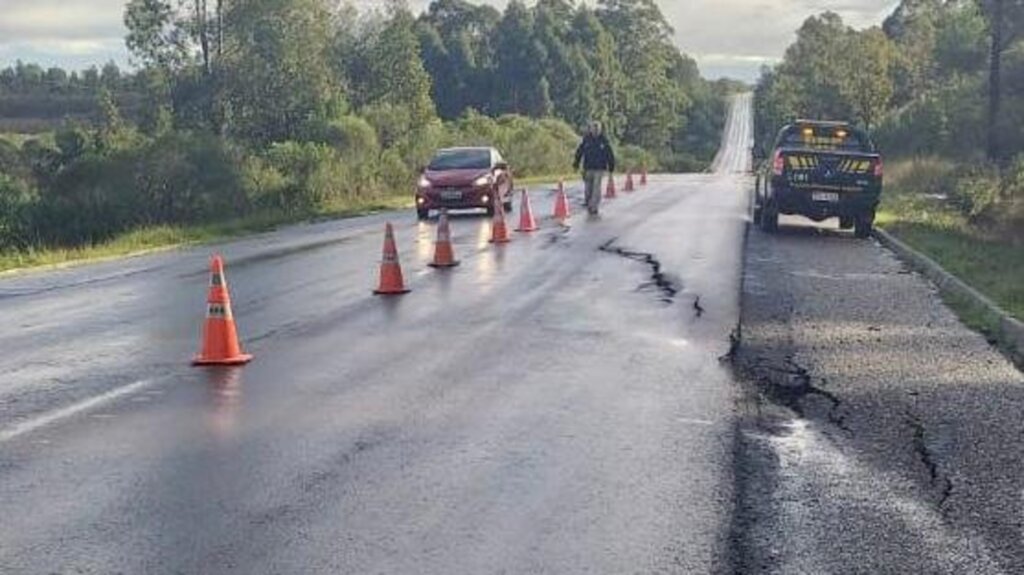 Alerta sobre rachaduras na pista da BR 293 em Hulha Negra