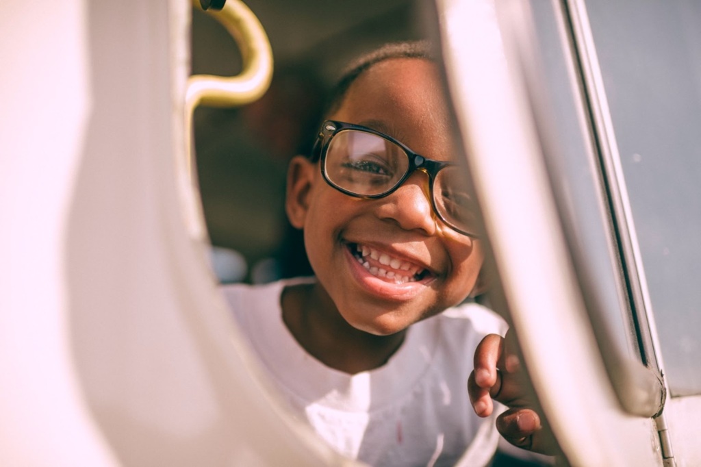 Casos de miopia no país triplicam prescrições de óculos para crianças entre 6 e 8 anos