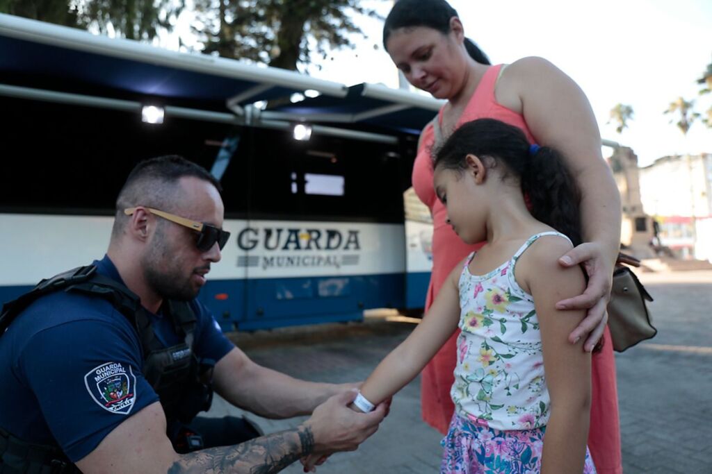Guarda Municipal de Joinville disponibiliza pulseiras de identificação para crianças que visitam atrações de Natal
