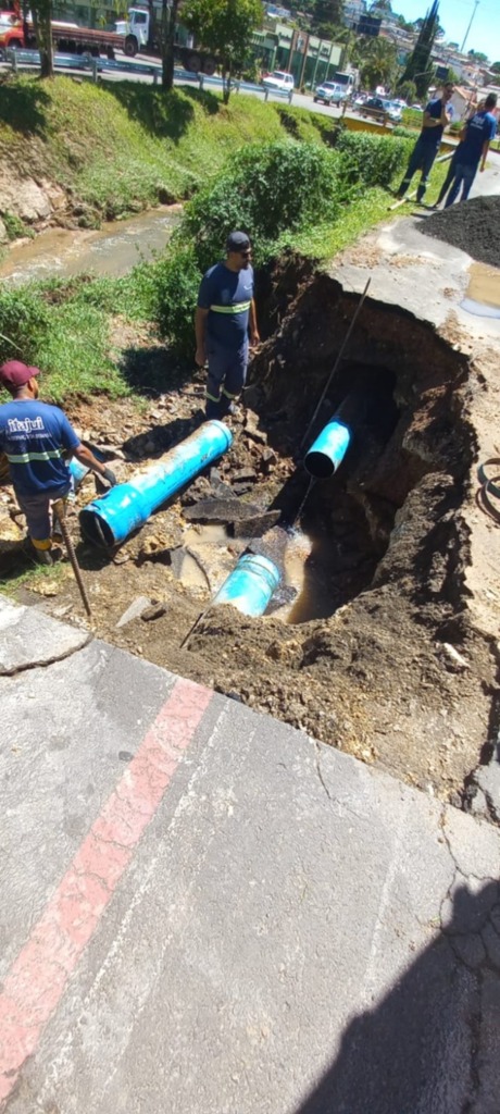 Adutora de 300mm rompe na Carahá e deve prejudicar abastecimento de água em alguns bairros nesta terça-feira (13)