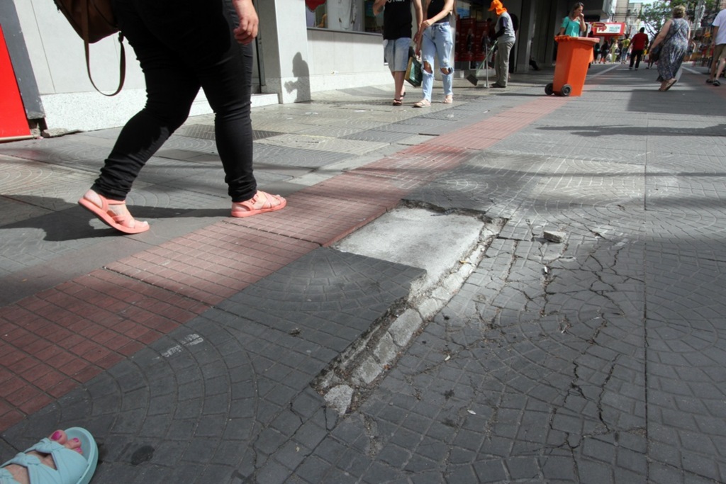 Calçadas danificadas, problema comum em Pelotas