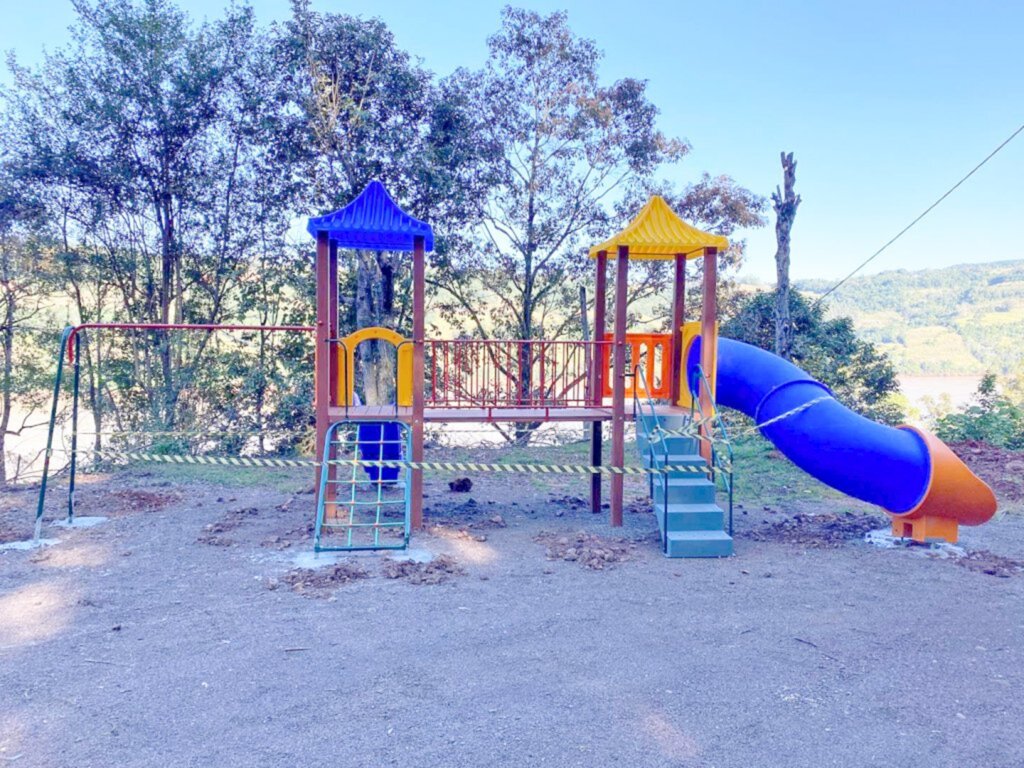 Governo Municipal realiza instalação de parque infantil e academia ao ar livre