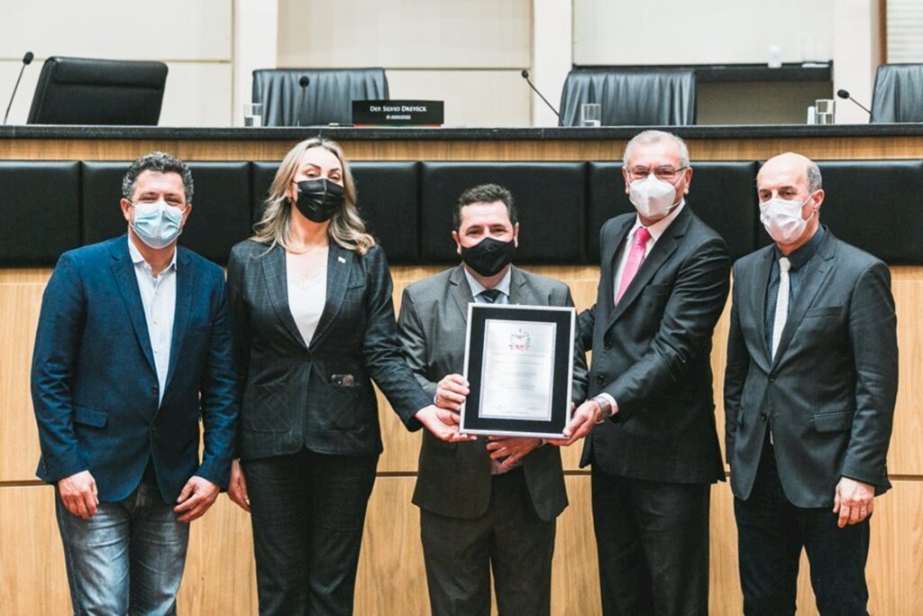 Crédito: Bruno Collaço/Agência AL - Presidente José Roberto Deschamps recebeu a homenagem das mãos da vice-governadora Daniela Reinehr e dos deputados Silvio Dreveck, Ivan Naatz e José Milton Scheffer