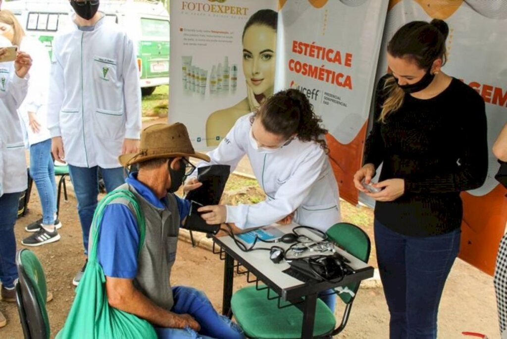 Cursos de saúde promovem ações na praça de Itapiranga