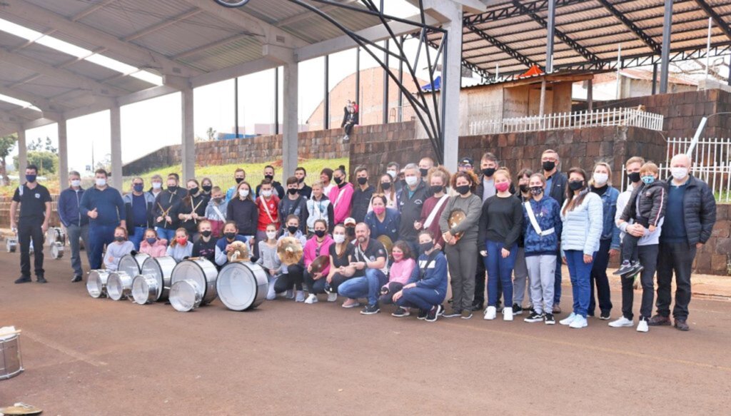 Fanfarra Municipal Pantera recebe novos instrumentos