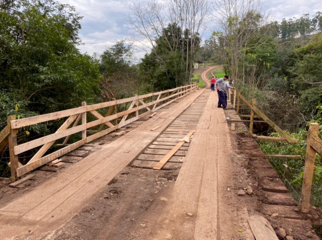 Tráfego é liberado sobre a ponte de madeira em La. Chapéu