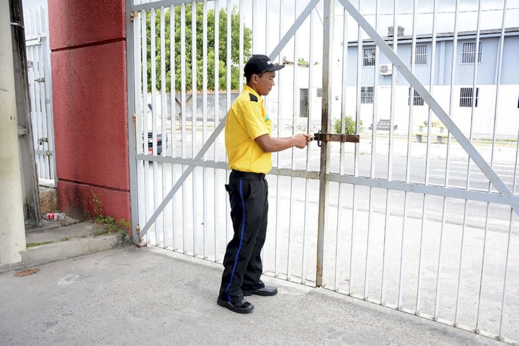 Governo anuncia que haverá vigilantes em todas as escolas da rede estadual