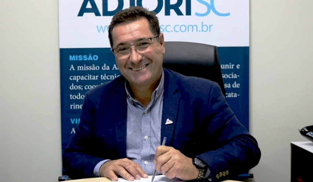 José Roberto Deschamps é reeleito presidente da Adjori/SC