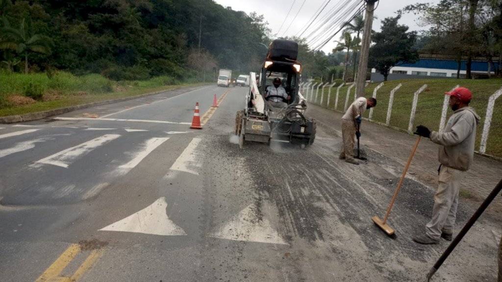 Rua Dr. Blumenau recebe operação tapa-buraco em Indaial