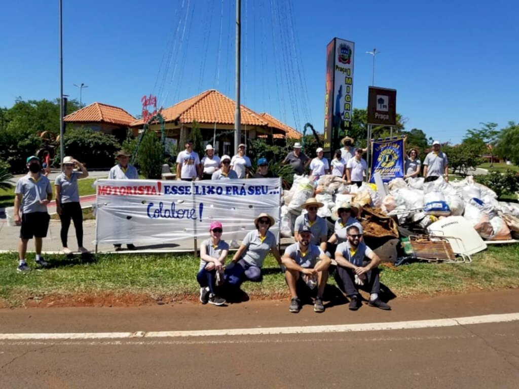 Mais de 200 sacos de lixo são recolhidos por voluntários nas margens das rodovias em Iporã do Oeste