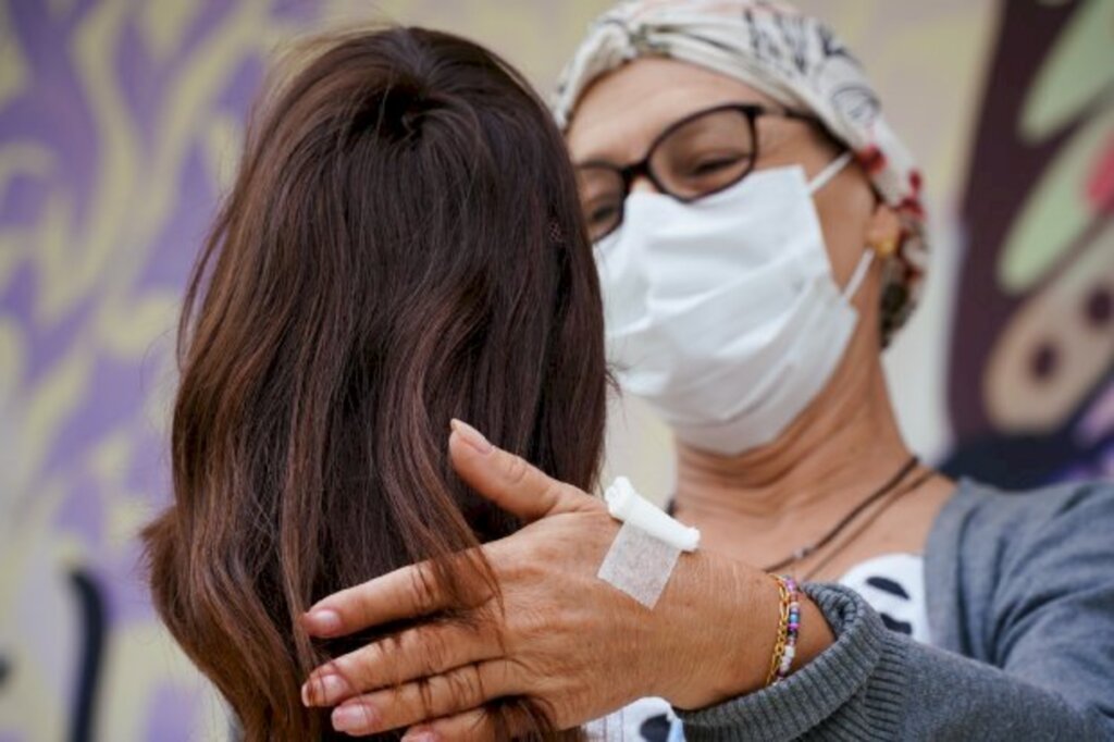 Foto: Ricardo Wolffenbuttel / Secom - Eliane Martins, em tratamento no Cepon, recebe peruca de presente da AVOC