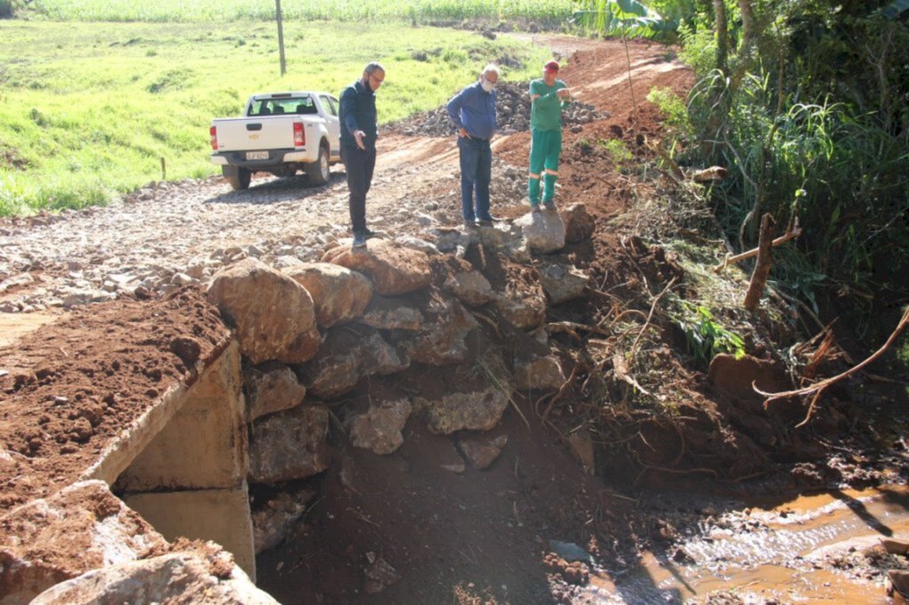 Prefeito vistoria obra na Linha Tiradentes