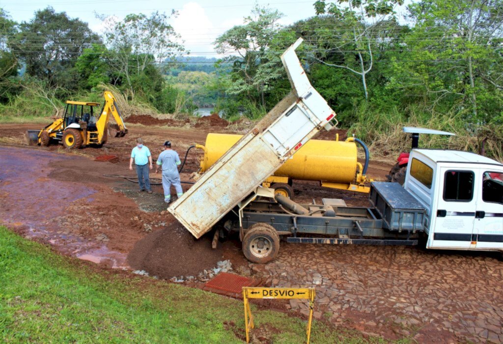 Município trabalha na preparação da base para pavimentação asfáltica