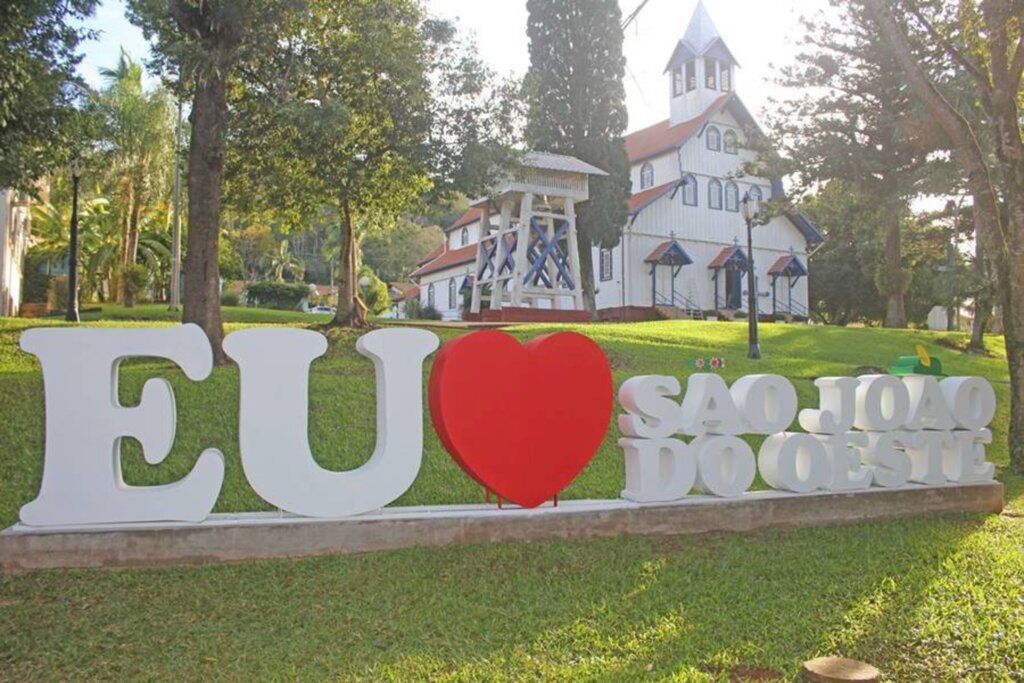 Município instala letreiro turístico na praça da matriz