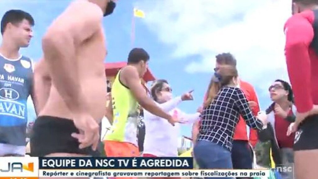 Suspeitos de agressão à equipe da NSC TV durante reportagem em praia prestam depoimento