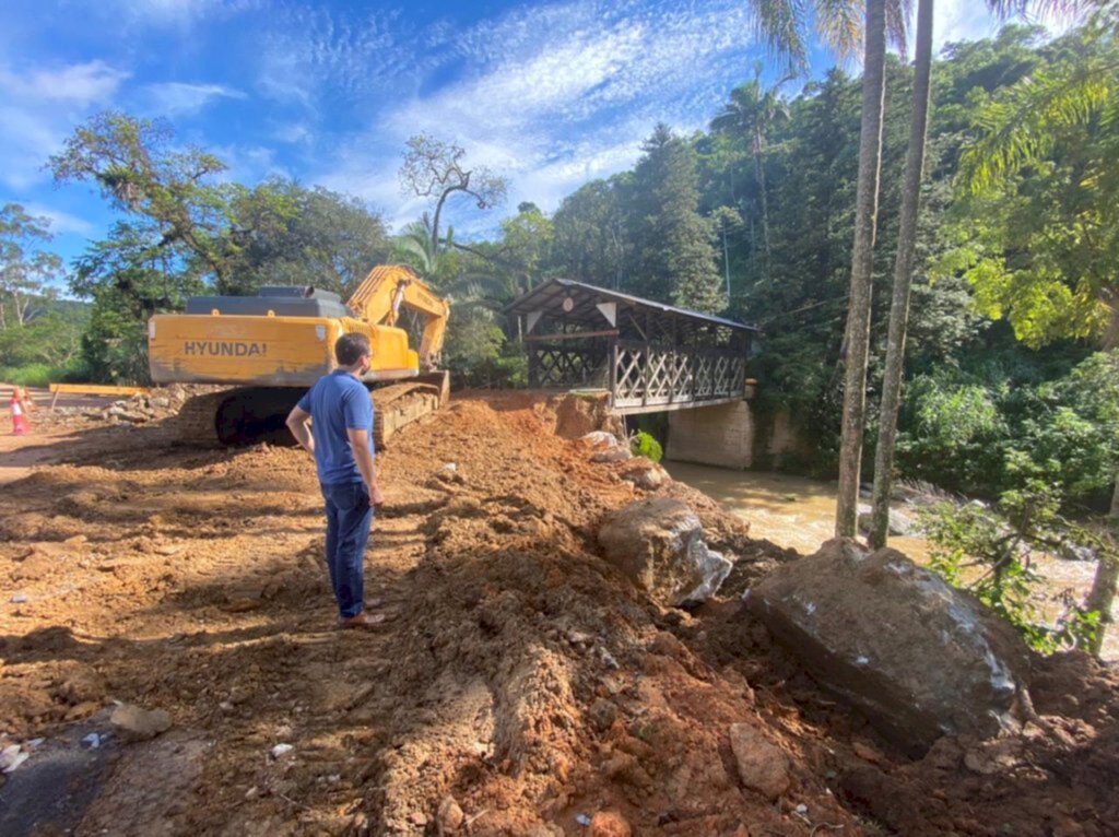 Prefeitura inicia recuperação da Ponte de Madeira Coberta do Encano