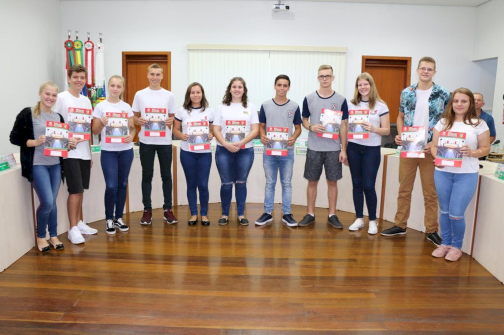 Sessão solene empossa jovens vereadores de Itapiranga