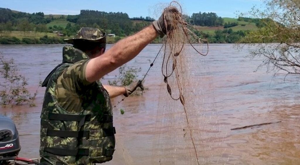 Polícia Ambiental apreende mais de 3,2 mil metros de redes de pesca