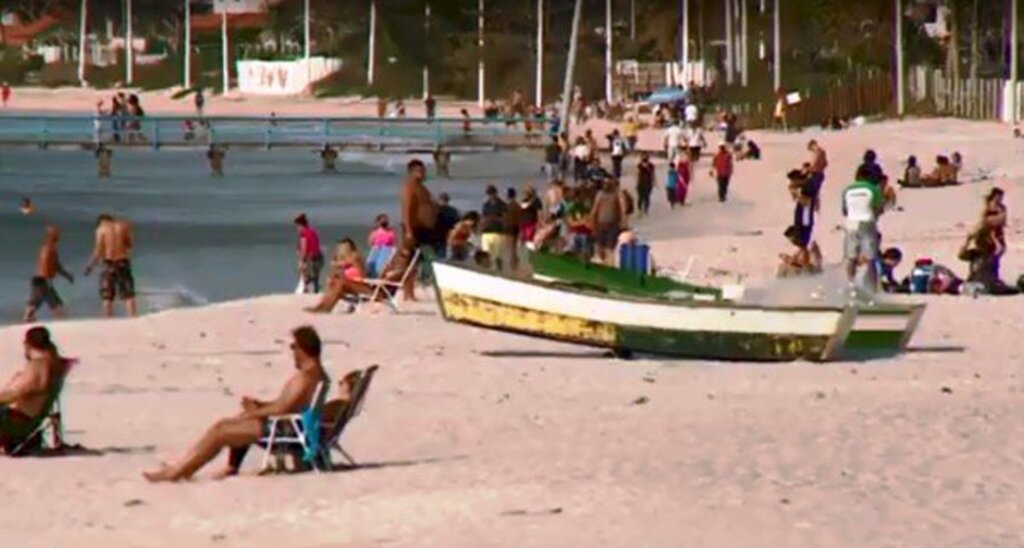 Fim de semana tem praias cheias e festas em SC mesmo com proibições por causa da Covid-19