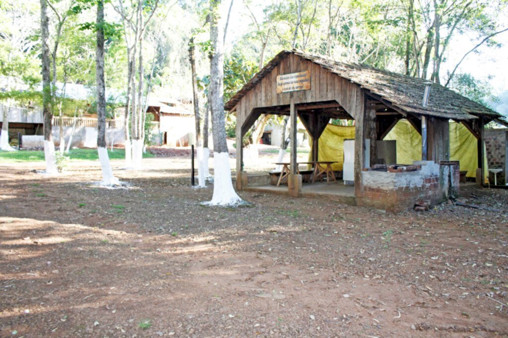  - Camping possui vários quiosques