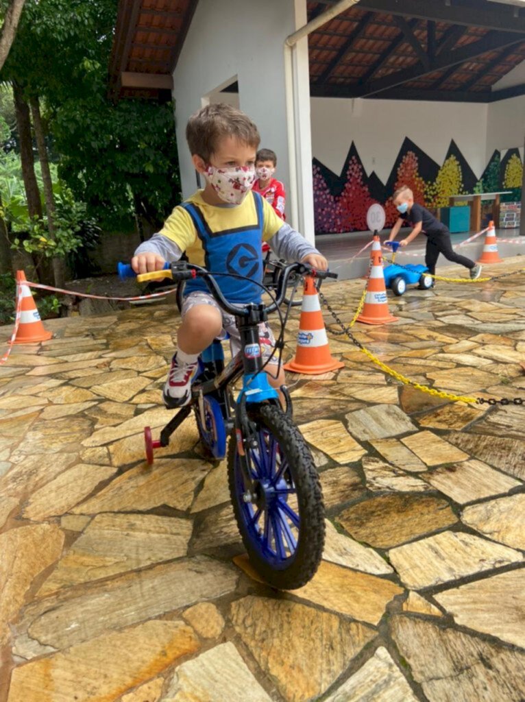 Escolinha Móvel ensina conceitos de trânsito para crianças de Indaial