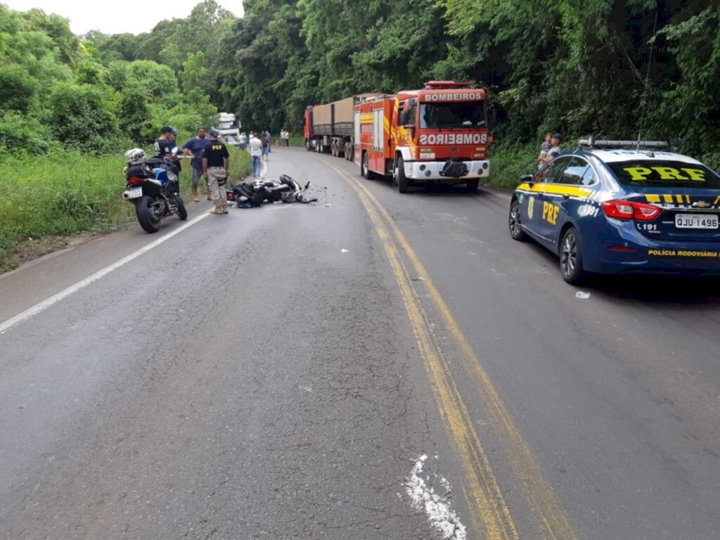 Motorista tem perna amputada em colisão com caminhão na BR 282