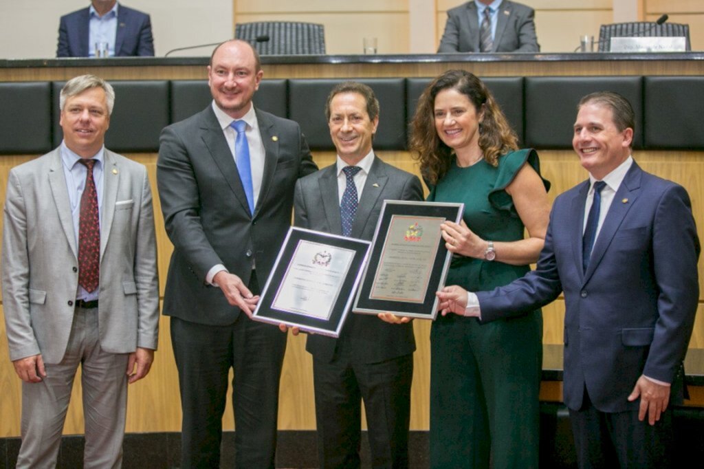 Deputados homenageiam Aurora Alimentos pelos 50 anos