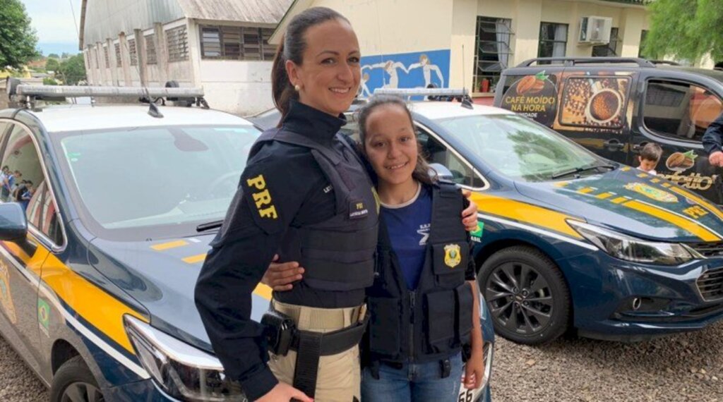 PRF faz homenagem a adolescente de Nova Erechim, que sonha ser policial