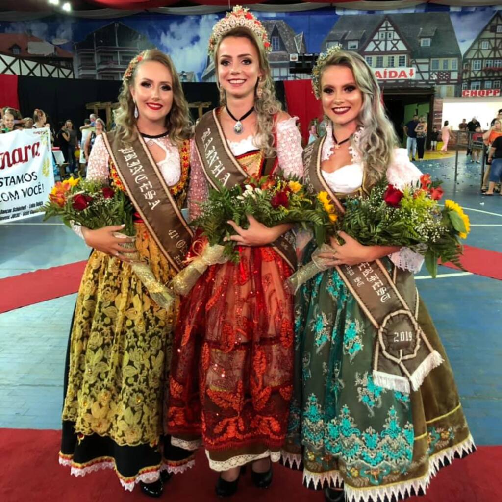 Luciane, Andréia e Sinara são as novas soberanas da Oktoberfest