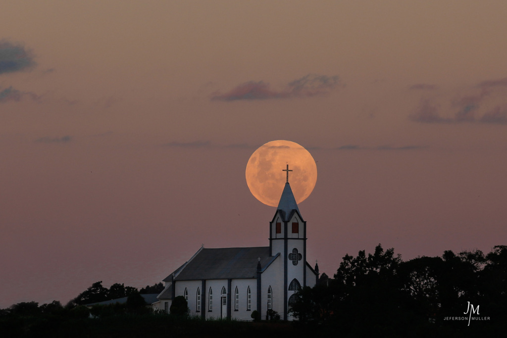  - Superlua surgiu por volta das 20h30 de domingo, 20. Destaque para a igreja de La. Beato Roque/São João do Oeste que ficou em primeiro plano