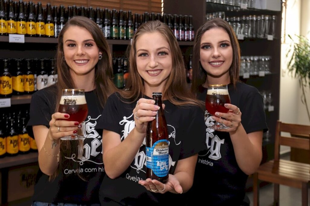  - Um brinde com a cerveja Oktoberfest Marzen! Soberanas Tainá Dill, Luana Cardoso e Luiza Mallmann