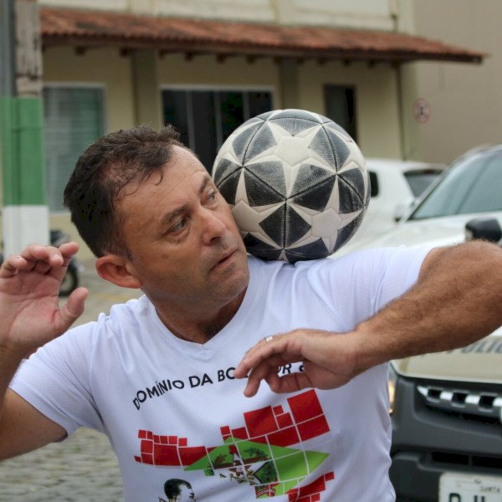 Rei das Embaixadinhas estará em Indaial nesta sexta (16)
