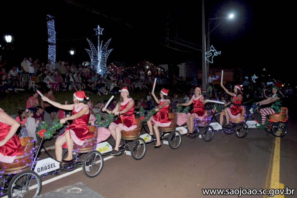 Desfile de Natal emocionou o público em São João do Oeste