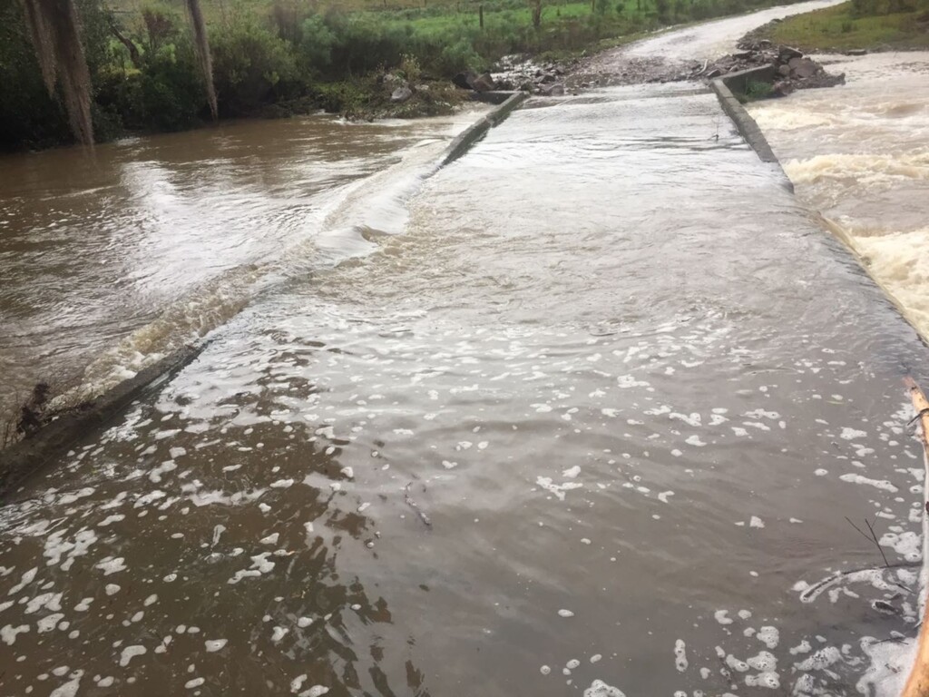 Corpo de Bombeiros/Divulgação - Na localidade de Invernadinha, em São Joaquim, Rio Pelotas cobriu ponte no fim de semana