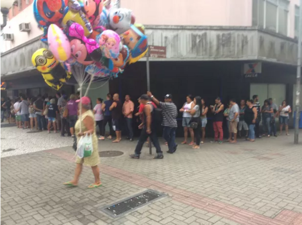 Juliana Gomes/G1 - Fila na agência da rua Felipe Schmidt dobrava a esquina por volta das 8h